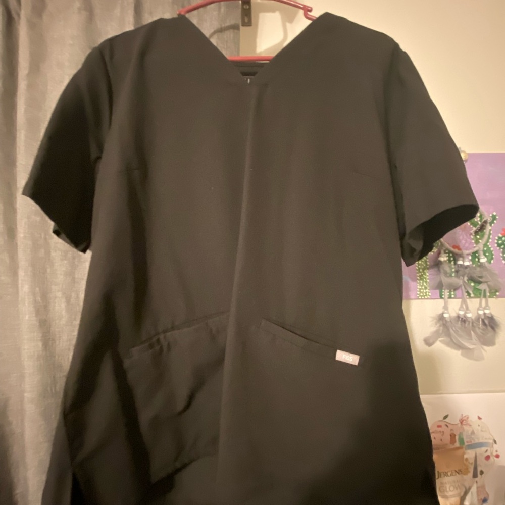 FIGS Casma 3 pocket scrub top in size XL. Color: Black